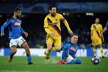 El Nápoles frena al Barcelona en el templo de Maradona