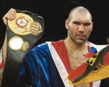 Nikolái Valúev ve a Italia como el campeón