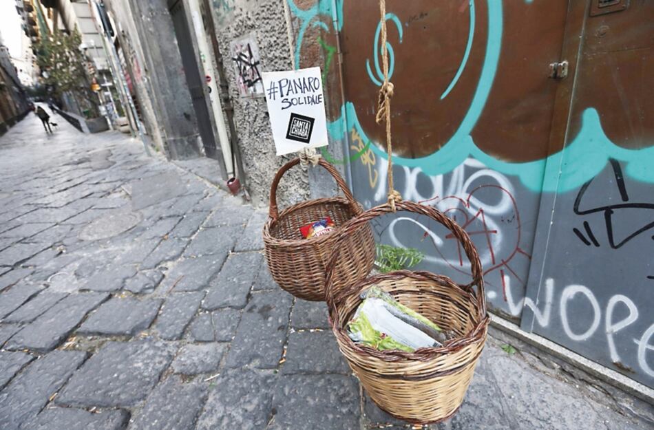 La solidaridad sube y baja en cestas por los balcones, en tiempos de coronavirus