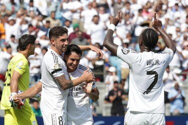 El Real Madrid vence a Pachuca con diez jugadores