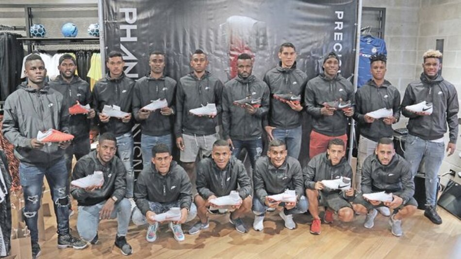 Entrega de tacos Nike Phantom a jugadores del Team Nike de la LPF