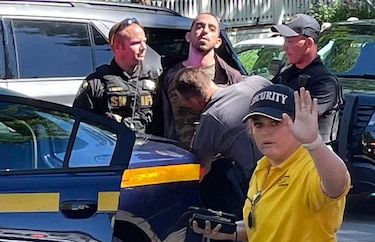 El agresor de Salman Rushdie es Hadi Matar, joven de Nueva Jersey de 24 años
