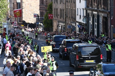 El cortejo con los restos de Isabel II sale del palacio de Edimburgo y llega a la catedral de St. Giles
