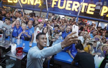 Edgar Bárcenas y el resto de los jugadores del Oviedo reciben sus carros