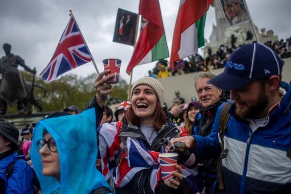 Miles de personas toman Londres para celebrar la coronación de Carlos III