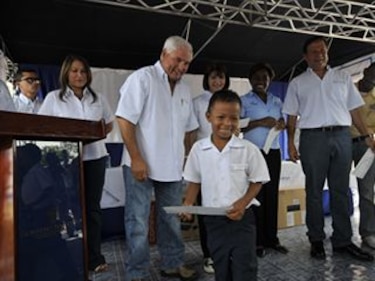Se hace efectiva entrega de becas en Changuinola