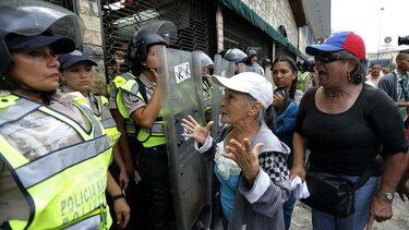 ‘No tienen compasión ni de los viejitos’, afirma una abuela de 65 años durante protesta