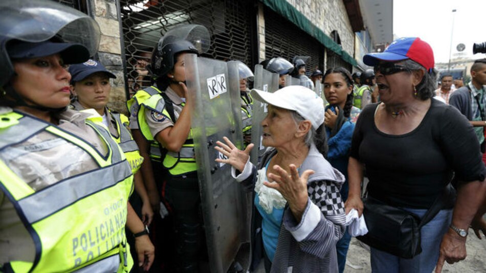 ‘No tienen compasión ni de los viejitos’, afirma una abuela de 65 años durante protesta