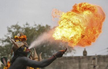 Devotos hindúes celebran la boda de los dioses Shiva y Parvati
