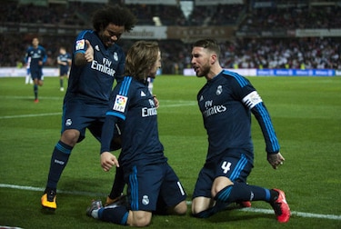 Real Madrid gana 2-1 al Granada y sigue en la carrera por la Liga