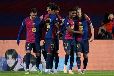 Hansi Flick se siente contento al ver que sus jugadores se entienden en el campo