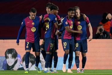 Hansi Flick se siente contento al ver que sus jugadores se entienden en el campo