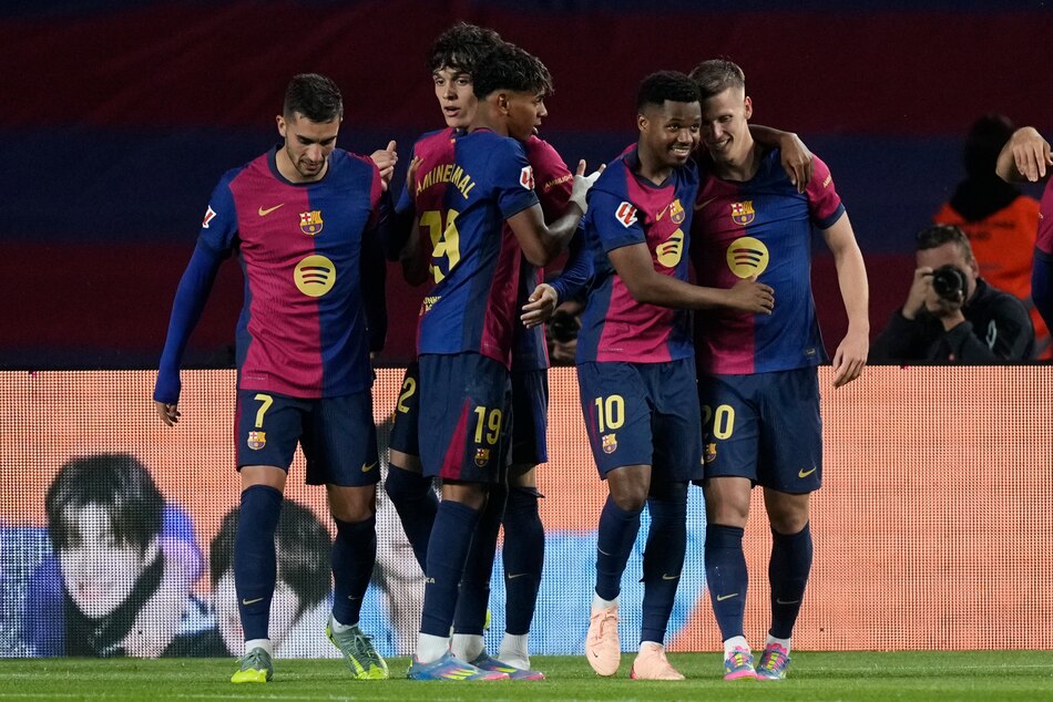 Hansi Flick se siente contento al ver que sus jugadores se entienden en el campo