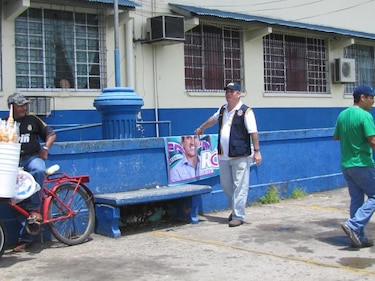 Delegados electorales retiran pancartas de candidato Roux en Chiriquí