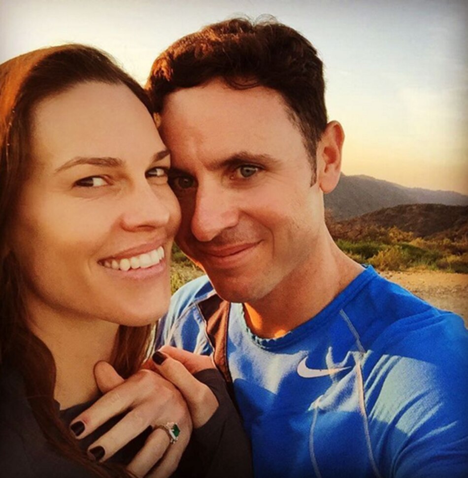 Hilary Swank se compromete con su novio colombiano