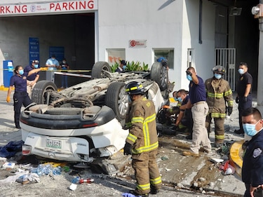 Fallece una mujer al caer vehículo desde los estacionamientos del PH Bay View en Calidonia