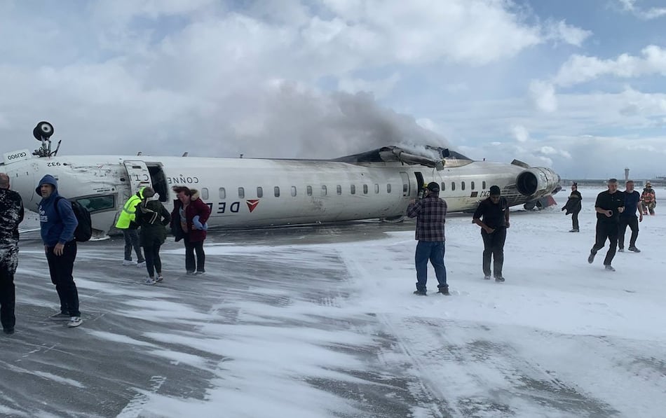 Avión de Delta Air Lines se accidenta al aterrizar en el Aeropuerto Pearson de Toronto