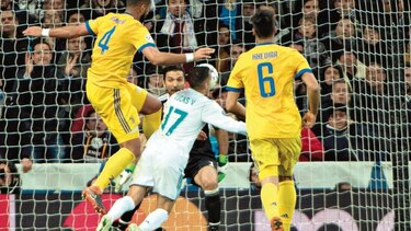 Un gol polémico salva al Real Madrid