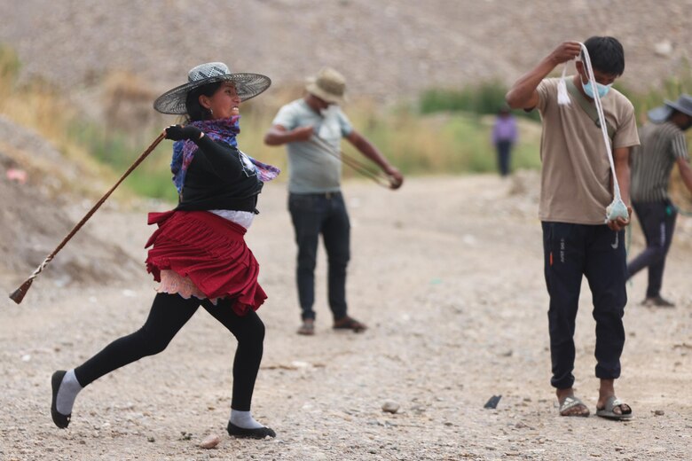 ‘Evistas’ se entrenan con tirapiedras para enfrentar a ‘militares o policías’ en Bolivia