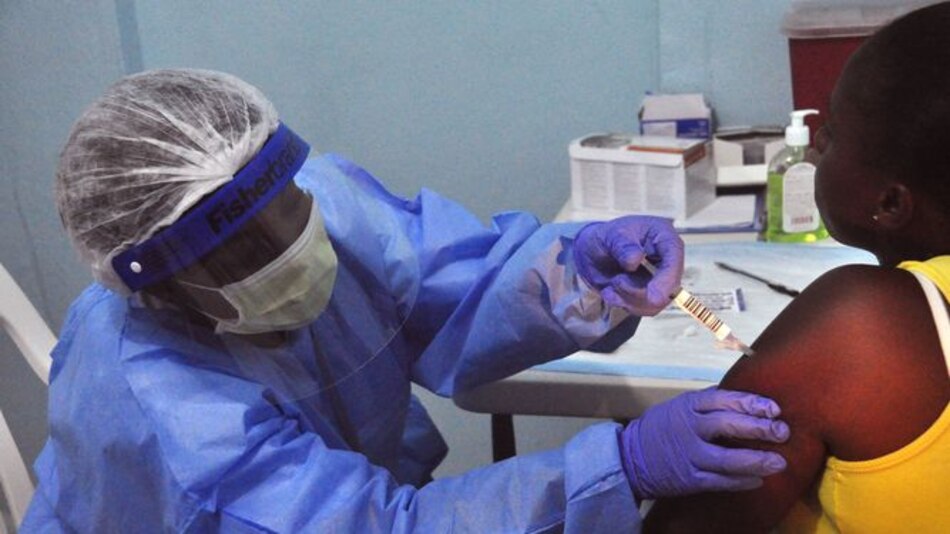 Médicos cubanos que enfrentaron epidemia de ébola regresan a Cuba