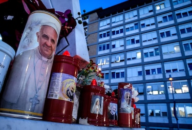 La salud del papa Francisco es estable respecto al miércoles y se somete a otras pruebas médicas