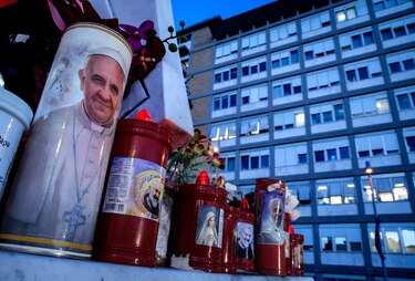 El papa Francisco sigue mejorando de sus problemas respiratorios tras 13 días hospitalizado