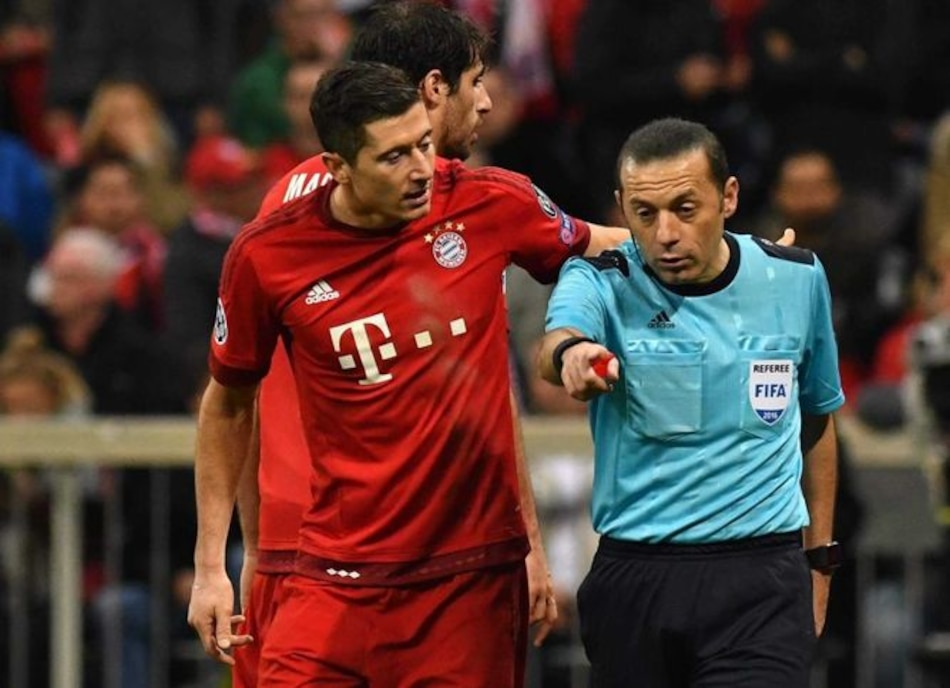 Video: Portero toca el balón con la mano y el árbitro decreta penalti