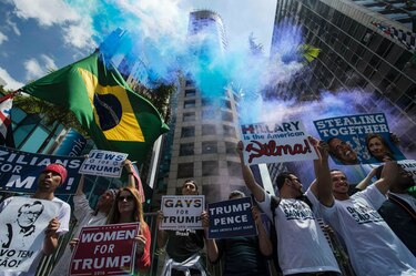 Chocan manifestantes a favor y en contra de Trump en Brasil