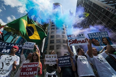 Chocan manifestantes a favor y en contra de Trump en Brasil