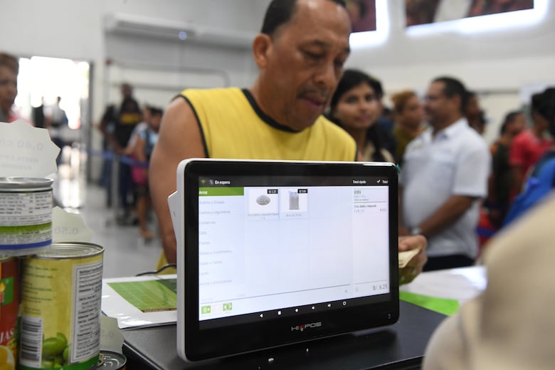 Presidente Mulino recorre nueva tienda del IMA en San Miguelito y evita hablar de renuncia del vicecanciller