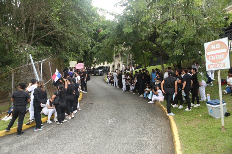 ¿Qué está pasando con las plazas de internado que exigen los nuevos médicos?