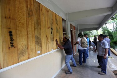 Quintana Roo declara cinco municipios en alerta roja ante aproximación del huracán Beryl