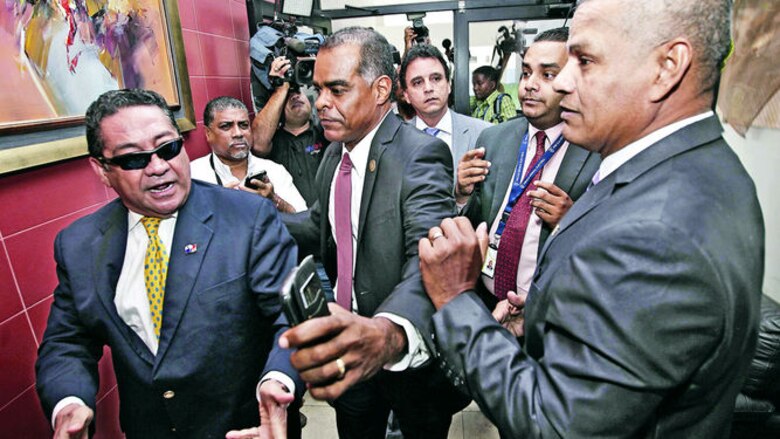 Peñalba asume entre forcejeos