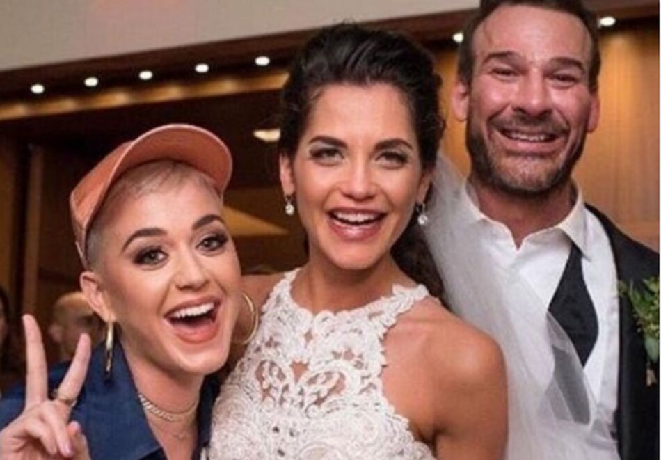 Katy Perry sorprende a unos novios colándose en su boda