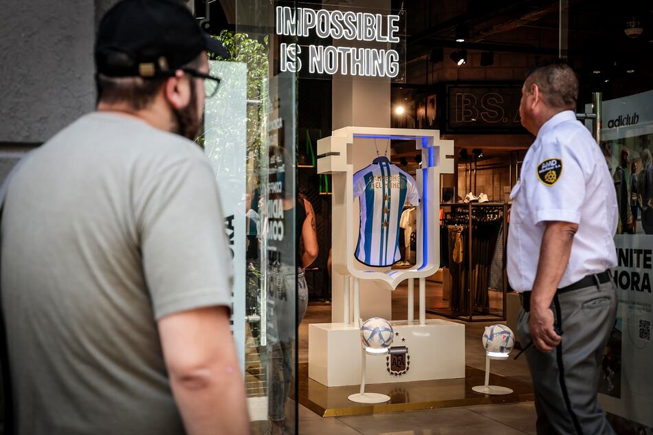 Comienza la venta de la nueva camiseta de la Albiceleste con las 3 estrellas