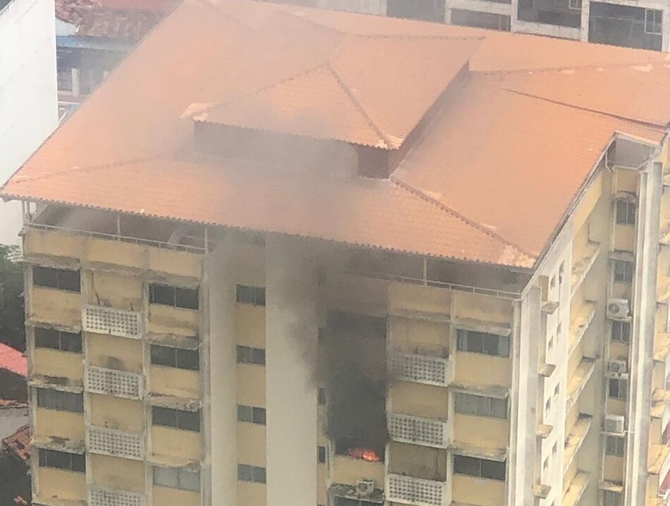 Bomberos sofocan incendio en un apartamento de un edificio en La Cresta