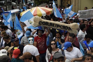 Guatemaltecos se movilizan para pedir renuncia del presidente por corrupción
