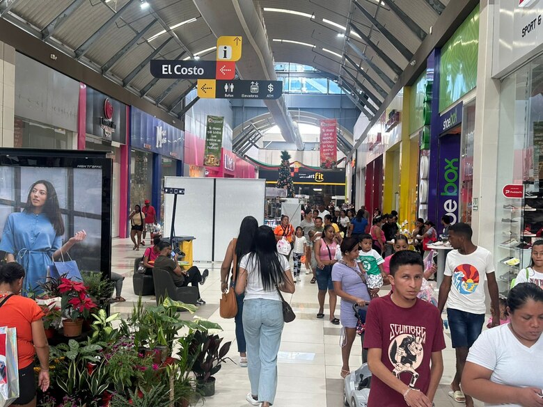 Centros comerciales proyectan récord de compradores en vísperas de Navidad