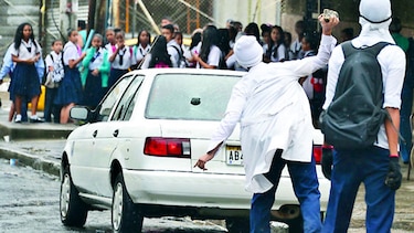 Formulan cargos a estudiantes