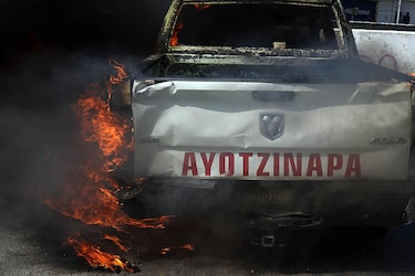 Estudiantes de Ayotzinapa atacan el Palacio Nacional y dejan 26 policías heridos