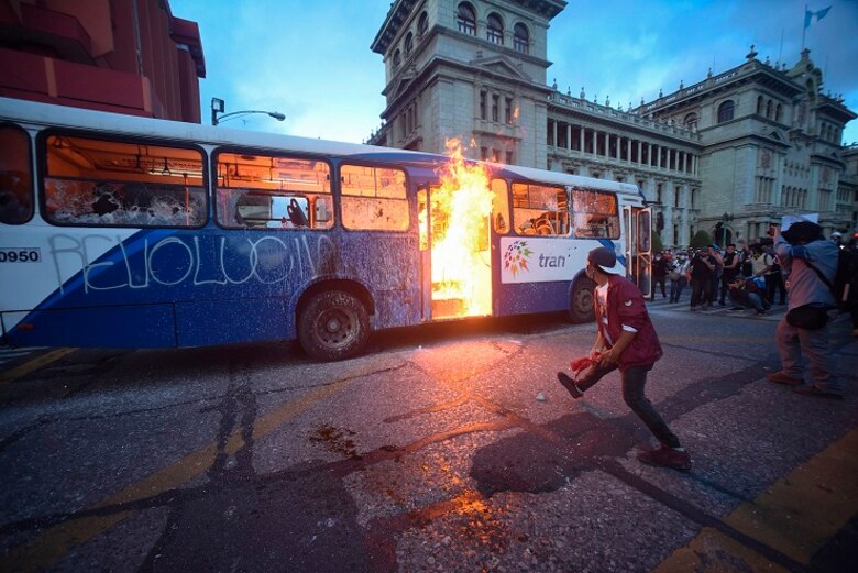 Miles de manifestantes piden renuncia del presidente de Guatemala
