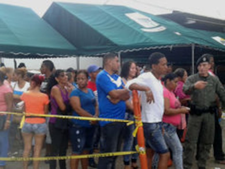 Compradores madrugan para acudir a ‘naviferias’; refuerzan la seguridad en puntos de venta