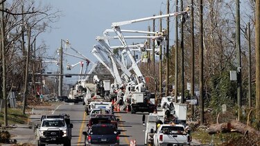Más de 100 mil casas siguen sin electricidad en Florida por destrozos de Michael