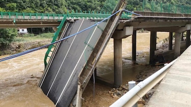 El colapso del puente en el centro de China provocó caída al río de 17 autos y 8 camiones