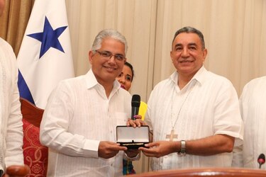 Espectáculo de luces en el Palacio Municipal da la bienvenida al Mes de la Patria