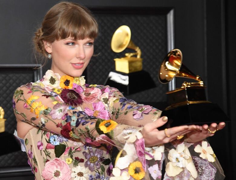 Conozca a los ganadores de los Premios Grammy 2021; Beyonce y Taylor Swift hacen historia
