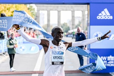 Kipchoge rompe su propio récord del mundo  en Berlín