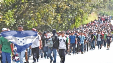 Caravana de migrantes rompe cerco en frontera de Guatemala