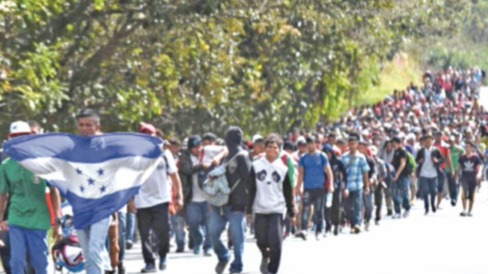 Caravana de migrantes rompe cerco en frontera de Guatemala