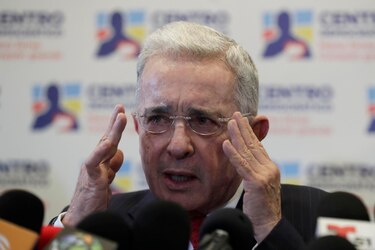 El insólito video proyectado por error durante el juicio contra el expresidente colombiano Álvaro Uribe